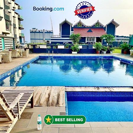 Gr Palace, In Front Of Sea-Beach With Breakfast, Swimming-Pool, Fully Air-Conditioned, Hotel With Parking Availability بوري المظهر الخارجي الصورة