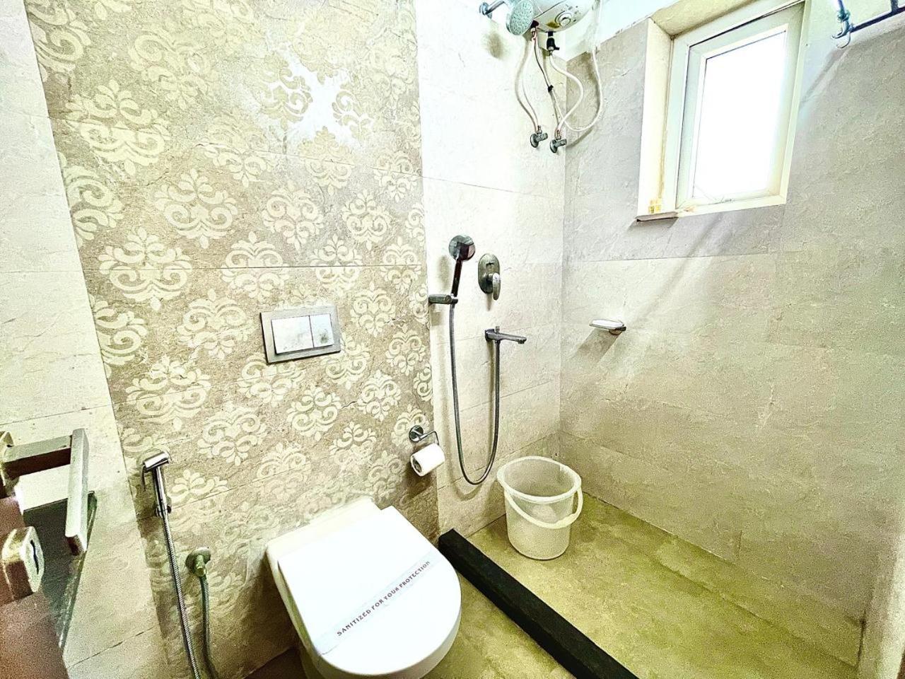 Gr Palace, In Front Of Sea-Beach With Breakfast, Swimming-Pool, Fully Air-Conditioned, Hotel With Parking Availability بوري المظهر الخارجي الصورة