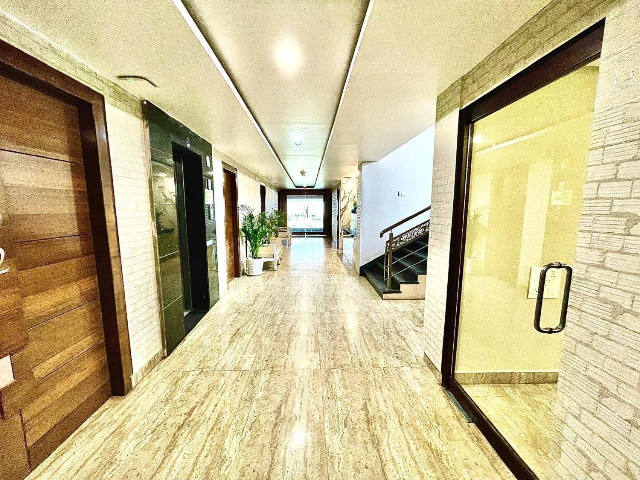 Gr Palace, In Front Of Sea-Beach With Breakfast, Swimming-Pool, Fully Air-Conditioned, Hotel With Parking Availability بوري المظهر الخارجي الصورة