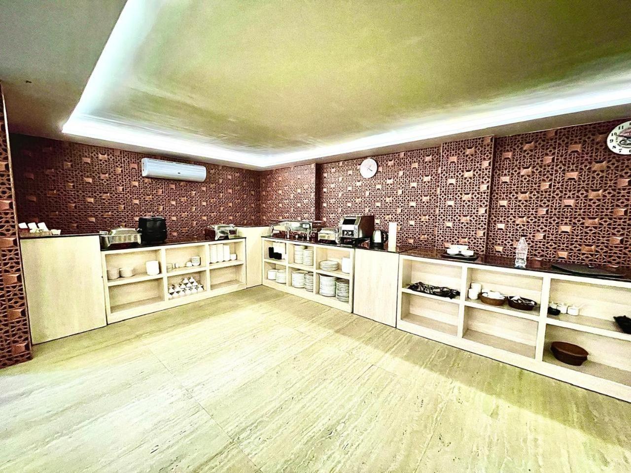 Gr Palace, In Front Of Sea-Beach With Breakfast, Swimming-Pool, Fully Air-Conditioned, Hotel With Parking Availability بوري المظهر الخارجي الصورة