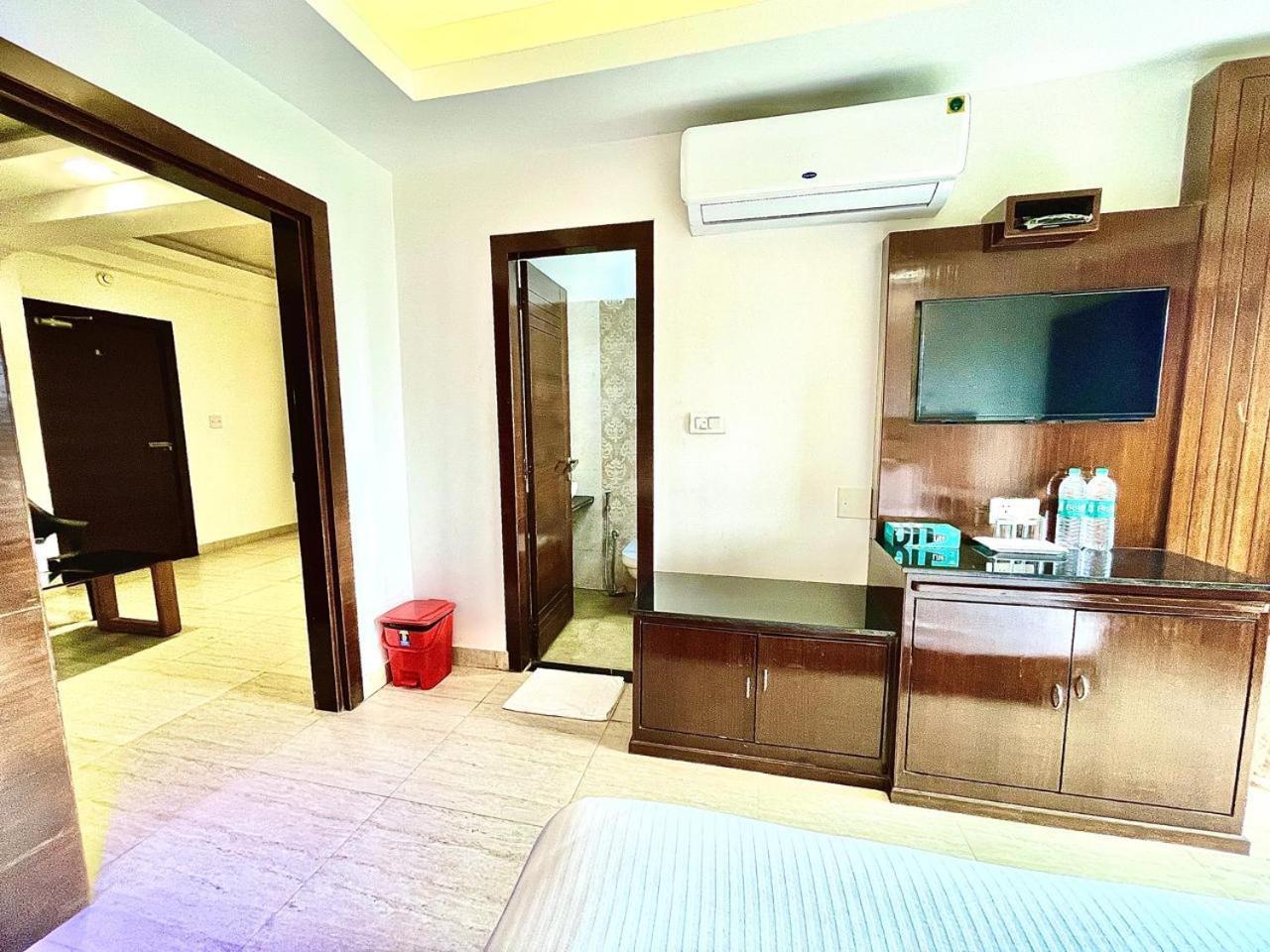 Gr Palace, In Front Of Sea-Beach With Breakfast, Swimming-Pool, Fully Air-Conditioned, Hotel With Parking Availability بوري المظهر الخارجي الصورة