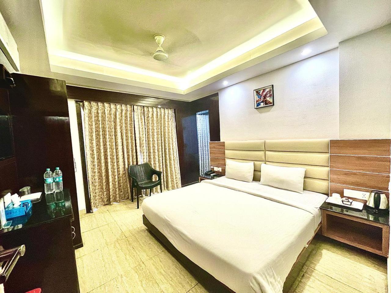Gr Palace, In Front Of Sea-Beach With Breakfast, Swimming-Pool, Fully Air-Conditioned, Hotel With Parking Availability بوري المظهر الخارجي الصورة