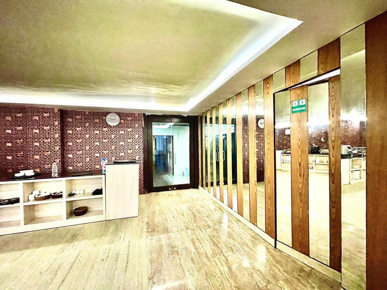 Gr Palace, In Front Of Sea-Beach With Breakfast, Swimming-Pool, Fully Air-Conditioned, Hotel With Parking Availability بوري المظهر الخارجي الصورة