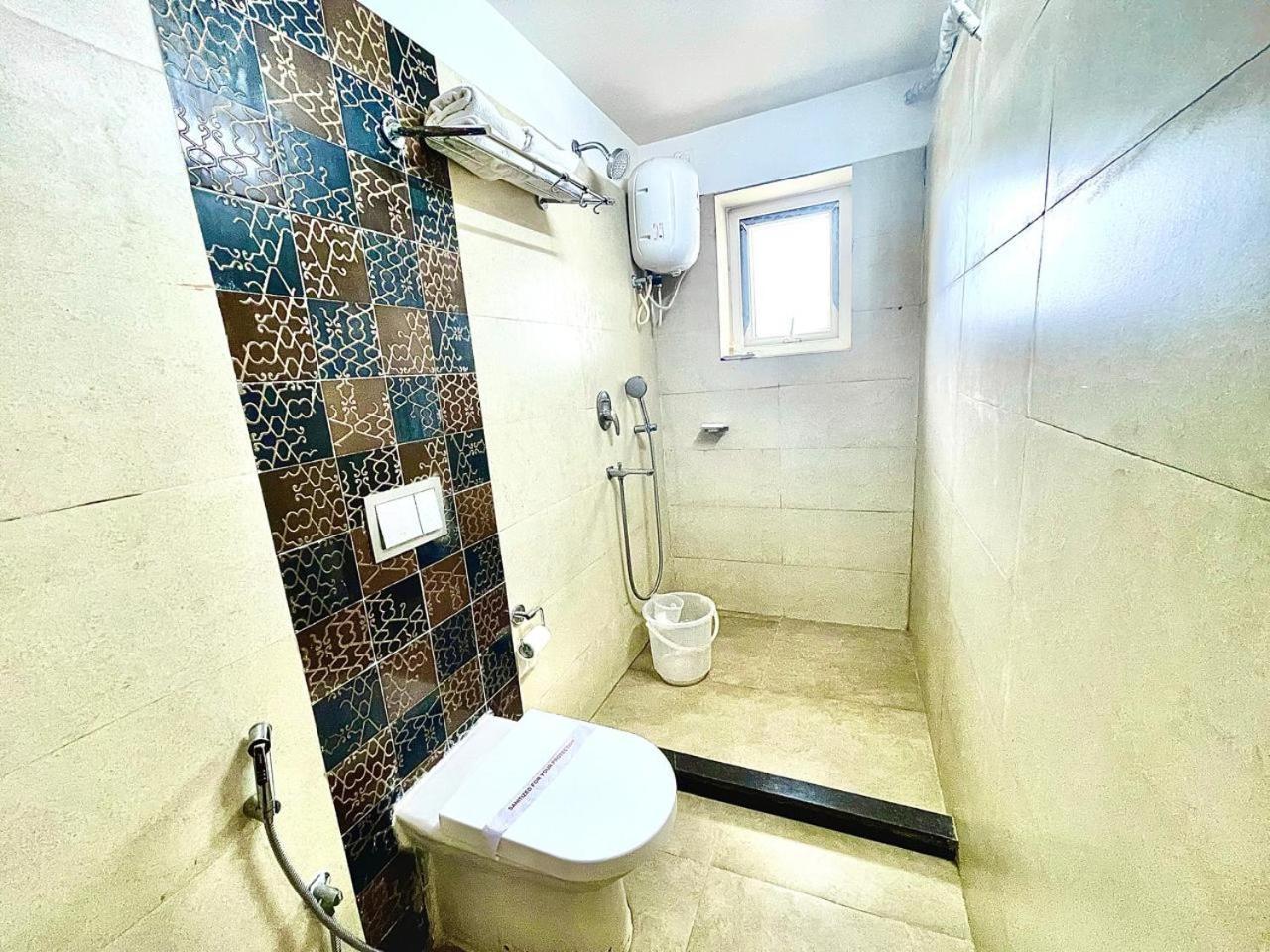 Gr Palace, In Front Of Sea-Beach With Breakfast, Swimming-Pool, Fully Air-Conditioned, Hotel With Parking Availability بوري المظهر الخارجي الصورة