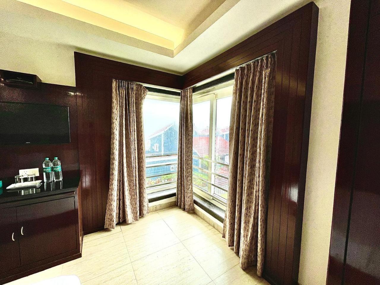 Gr Palace, In Front Of Sea-Beach With Breakfast, Swimming-Pool, Fully Air-Conditioned, Hotel With Parking Availability بوري المظهر الخارجي الصورة