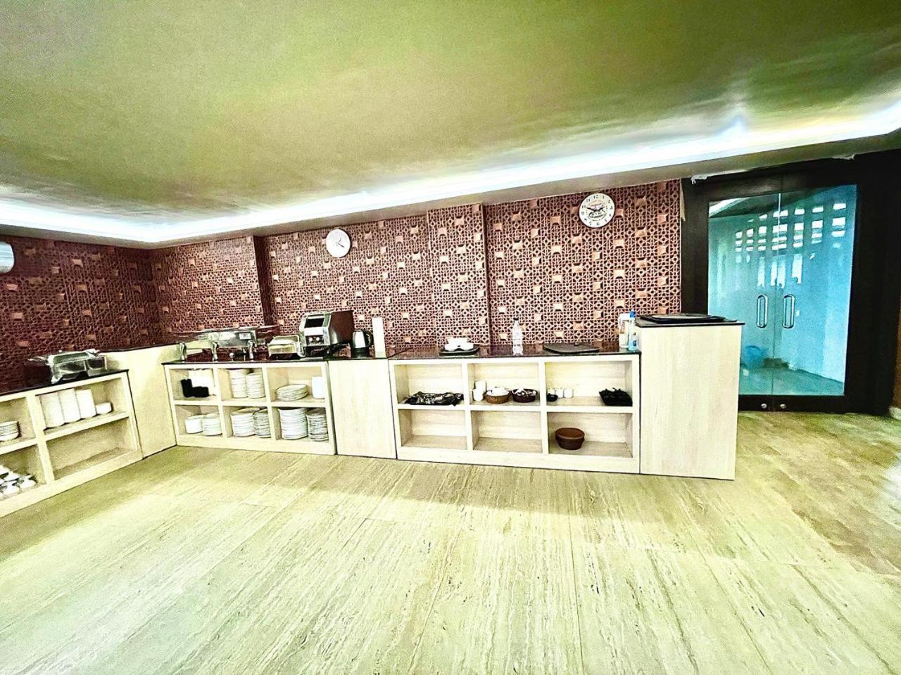 Gr Palace, In Front Of Sea-Beach With Breakfast, Swimming-Pool, Fully Air-Conditioned, Hotel With Parking Availability بوري المظهر الخارجي الصورة