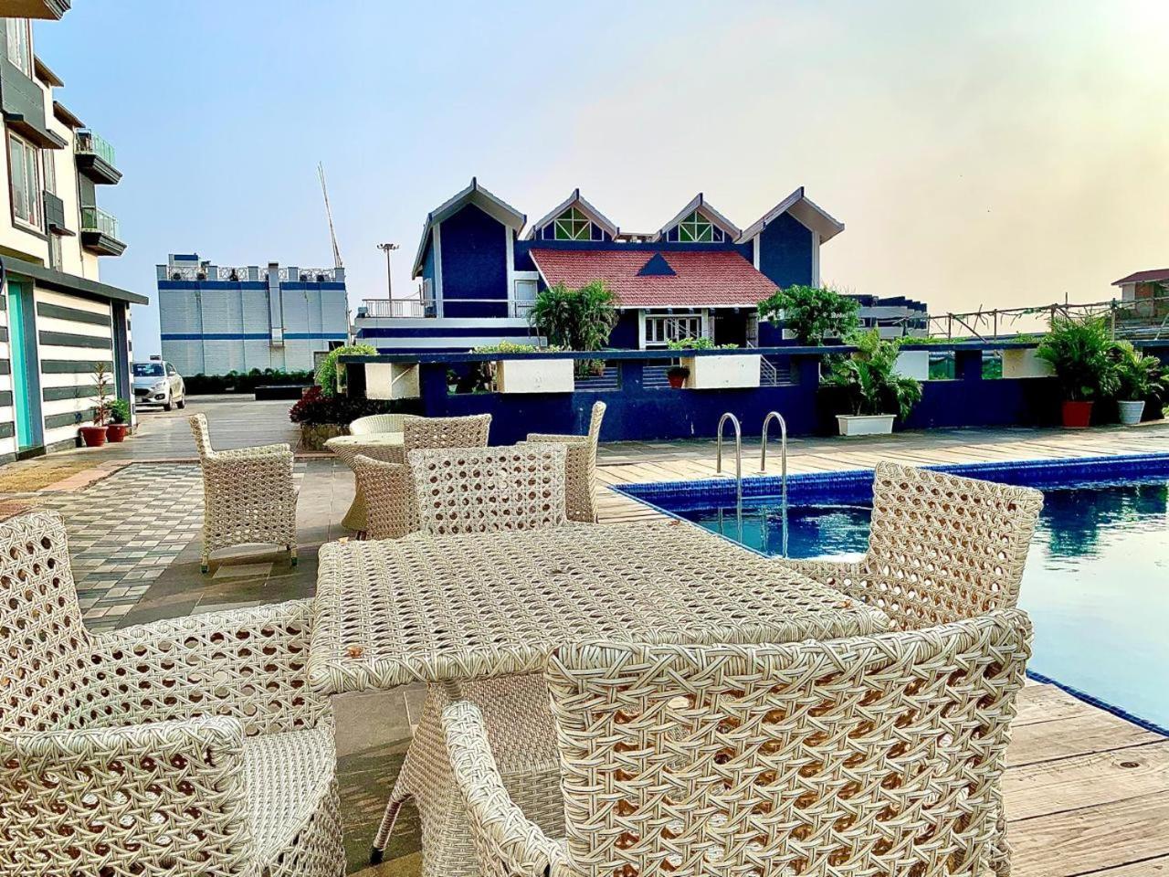 Gr Palace, In Front Of Sea-Beach With Breakfast, Swimming-Pool, Fully Air-Conditioned, Hotel With Parking Availability بوري المظهر الخارجي الصورة