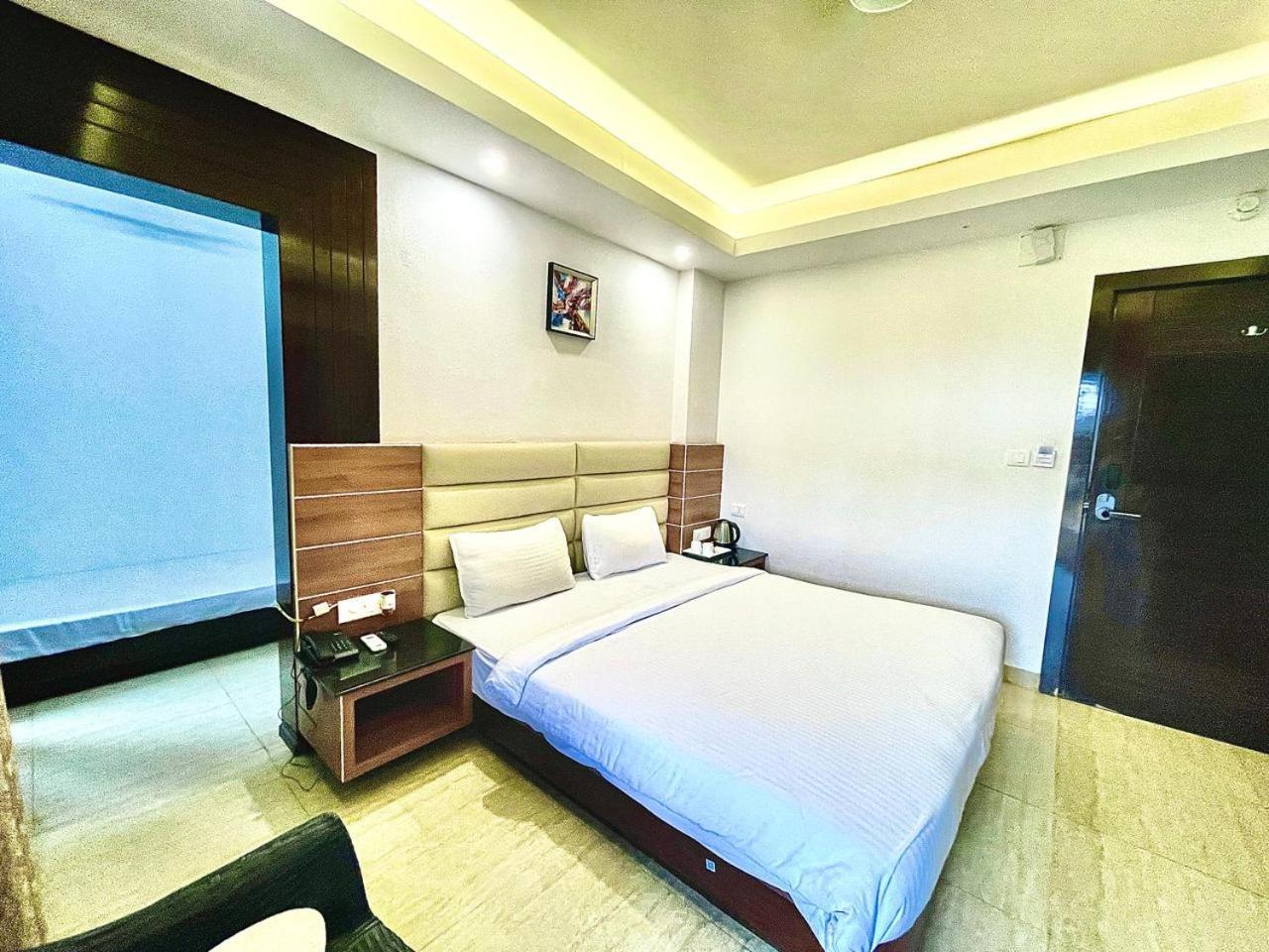 Gr Palace, In Front Of Sea-Beach With Breakfast, Swimming-Pool, Fully Air-Conditioned, Hotel With Parking Availability بوري المظهر الخارجي الصورة