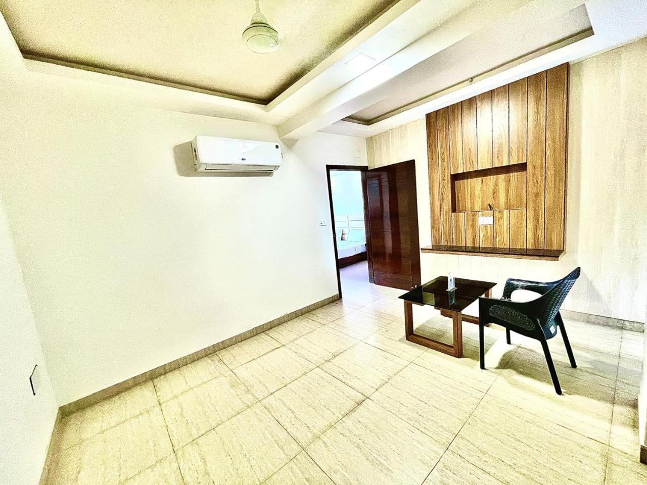 Gr Palace, In Front Of Sea-Beach With Breakfast, Swimming-Pool, Fully Air-Conditioned, Hotel With Parking Availability بوري المظهر الخارجي الصورة