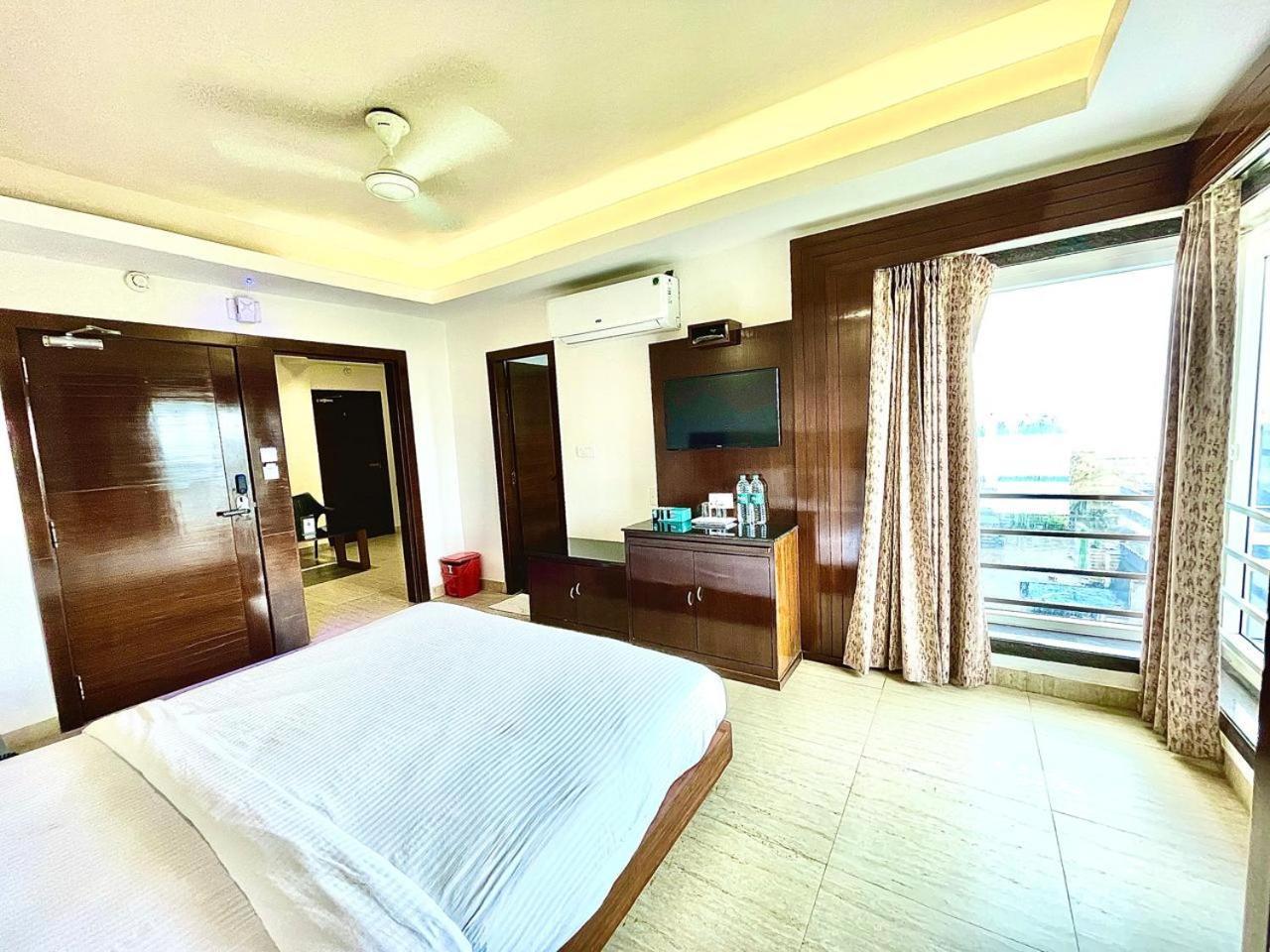 Gr Palace, In Front Of Sea-Beach With Breakfast, Swimming-Pool, Fully Air-Conditioned, Hotel With Parking Availability بوري المظهر الخارجي الصورة