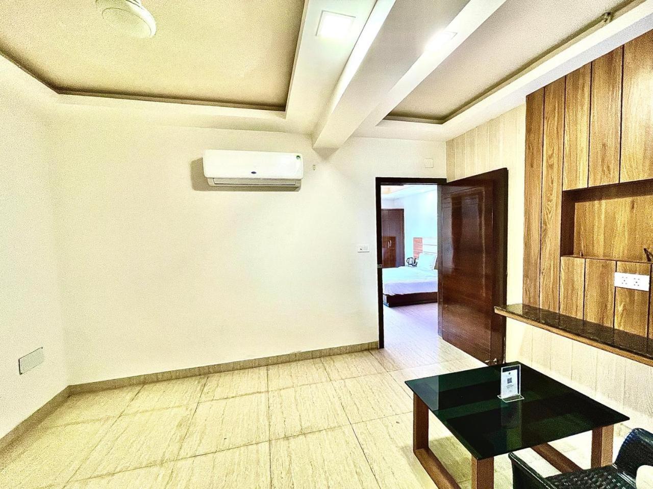 Gr Palace, In Front Of Sea-Beach With Breakfast, Swimming-Pool, Fully Air-Conditioned, Hotel With Parking Availability بوري المظهر الخارجي الصورة