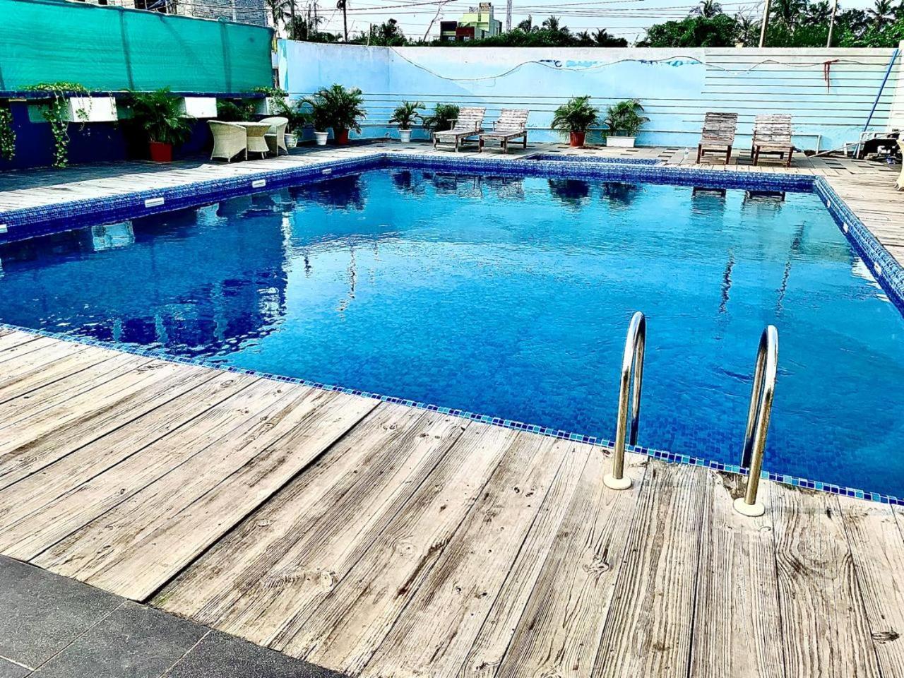 Gr Palace, In Front Of Sea-Beach With Breakfast, Swimming-Pool, Fully Air-Conditioned, Hotel With Parking Availability بوري المظهر الخارجي الصورة