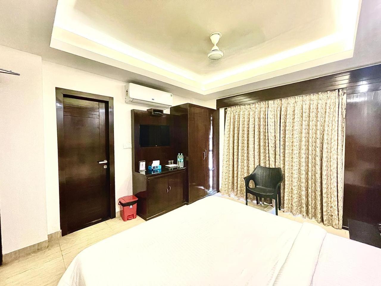 Gr Palace, In Front Of Sea-Beach With Breakfast, Swimming-Pool, Fully Air-Conditioned, Hotel With Parking Availability بوري المظهر الخارجي الصورة