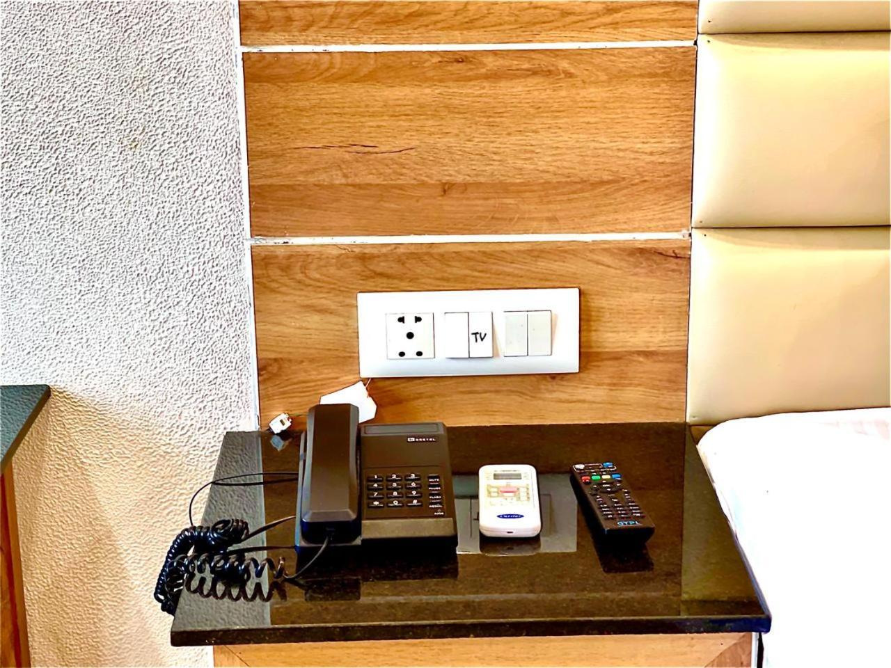Gr Palace, In Front Of Sea-Beach With Breakfast, Swimming-Pool, Fully Air-Conditioned, Hotel With Parking Availability بوري المظهر الخارجي الصورة