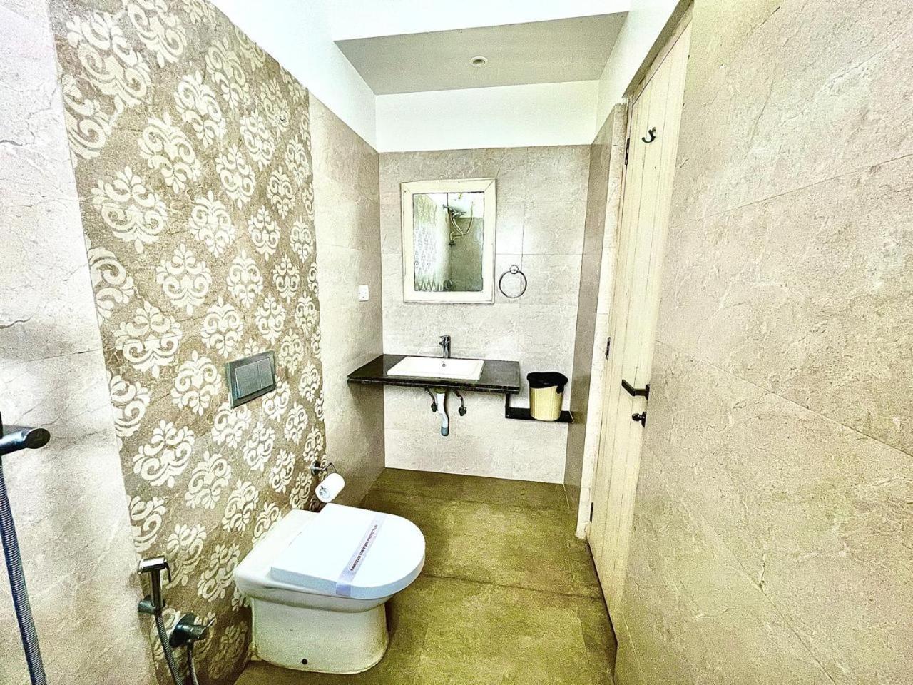 Gr Palace, In Front Of Sea-Beach With Breakfast, Swimming-Pool, Fully Air-Conditioned, Hotel With Parking Availability بوري المظهر الخارجي الصورة
