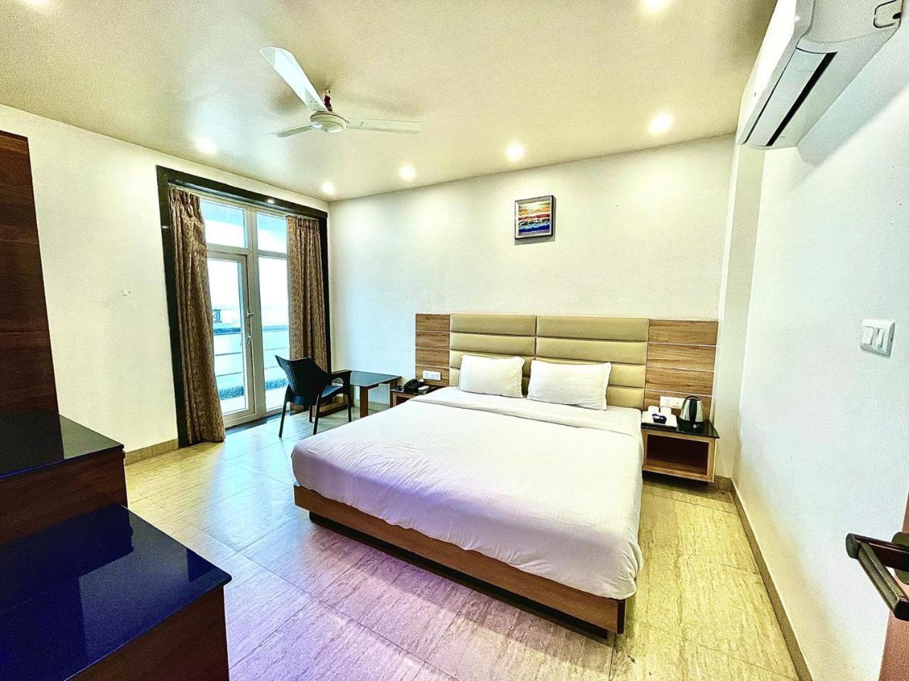Gr Palace, In Front Of Sea-Beach With Breakfast, Swimming-Pool, Fully Air-Conditioned, Hotel With Parking Availability بوري المظهر الخارجي الصورة