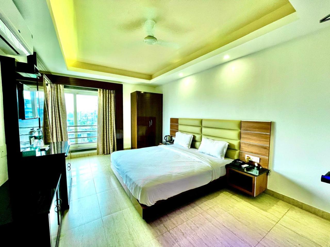 Gr Palace, In Front Of Sea-Beach With Breakfast, Swimming-Pool, Fully Air-Conditioned, Hotel With Parking Availability بوري المظهر الخارجي الصورة