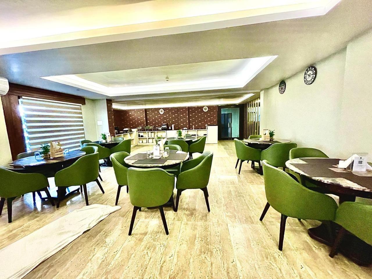 Gr Palace, In Front Of Sea-Beach With Breakfast, Swimming-Pool, Fully Air-Conditioned, Hotel With Parking Availability بوري المظهر الخارجي الصورة