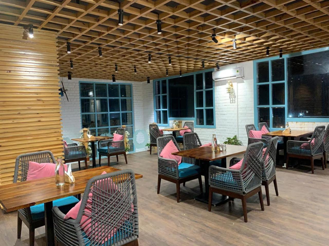 Gr Palace, In Front Of Sea-Beach With Breakfast, Swimming-Pool, Fully Air-Conditioned, Hotel With Parking Availability بوري المظهر الخارجي الصورة