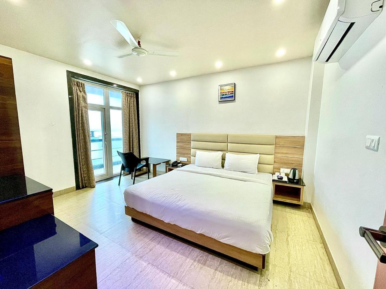 Gr Palace, In Front Of Sea-Beach With Breakfast, Swimming-Pool, Fully Air-Conditioned, Hotel With Parking Availability بوري المظهر الخارجي الصورة