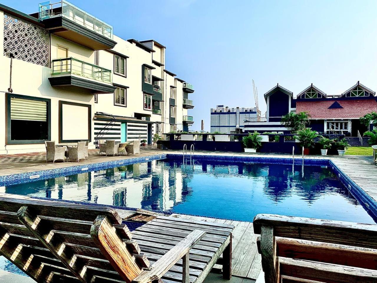 Gr Palace, In Front Of Sea-Beach With Breakfast, Swimming-Pool, Fully Air-Conditioned, Hotel With Parking Availability بوري المظهر الخارجي الصورة