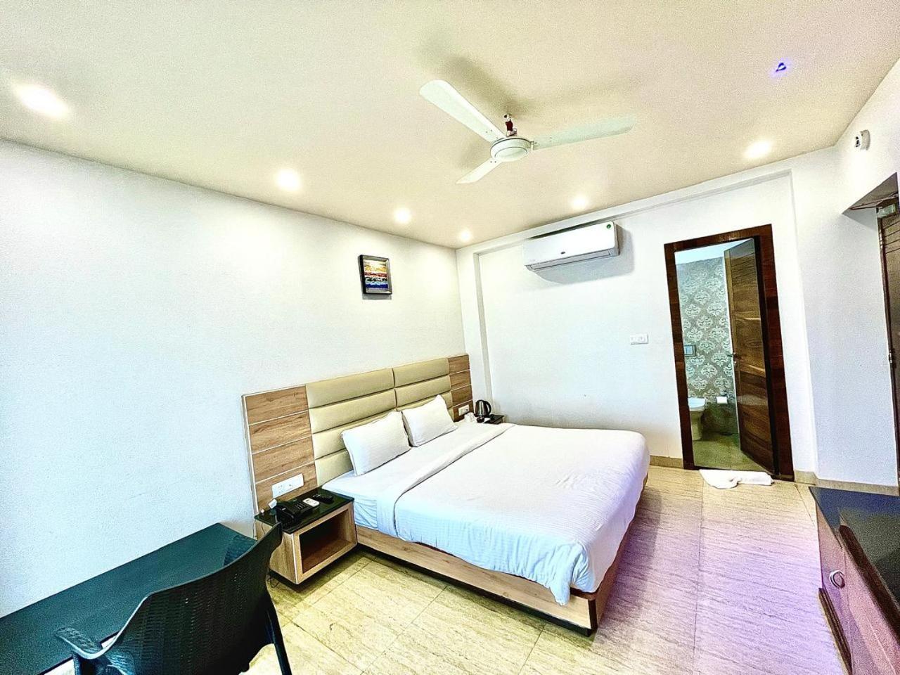 Gr Palace, In Front Of Sea-Beach With Breakfast, Swimming-Pool, Fully Air-Conditioned, Hotel With Parking Availability بوري المظهر الخارجي الصورة