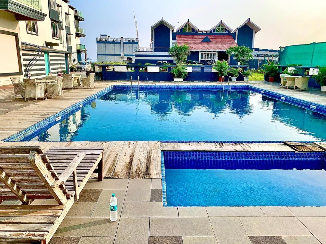 Gr Palace, In Front Of Sea-Beach With Breakfast, Swimming-Pool, Fully Air-Conditioned, Hotel With Parking Availability بوري المظهر الخارجي الصورة