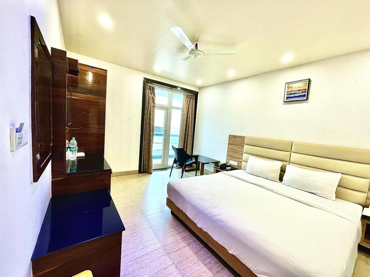 Gr Palace, In Front Of Sea-Beach With Breakfast, Swimming-Pool, Fully Air-Conditioned, Hotel With Parking Availability بوري المظهر الخارجي الصورة