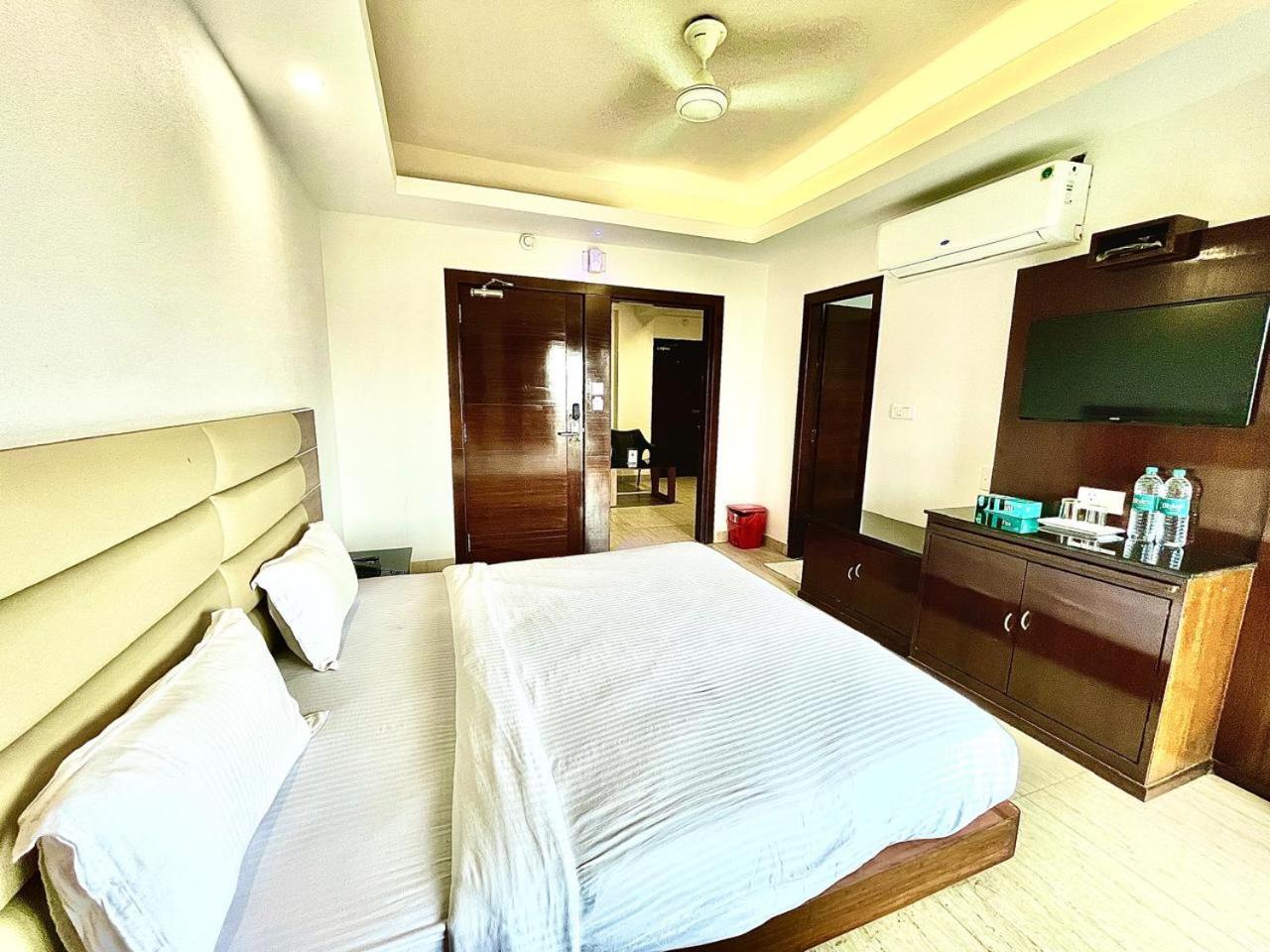 Gr Palace, In Front Of Sea-Beach With Breakfast, Swimming-Pool, Fully Air-Conditioned, Hotel With Parking Availability بوري المظهر الخارجي الصورة
